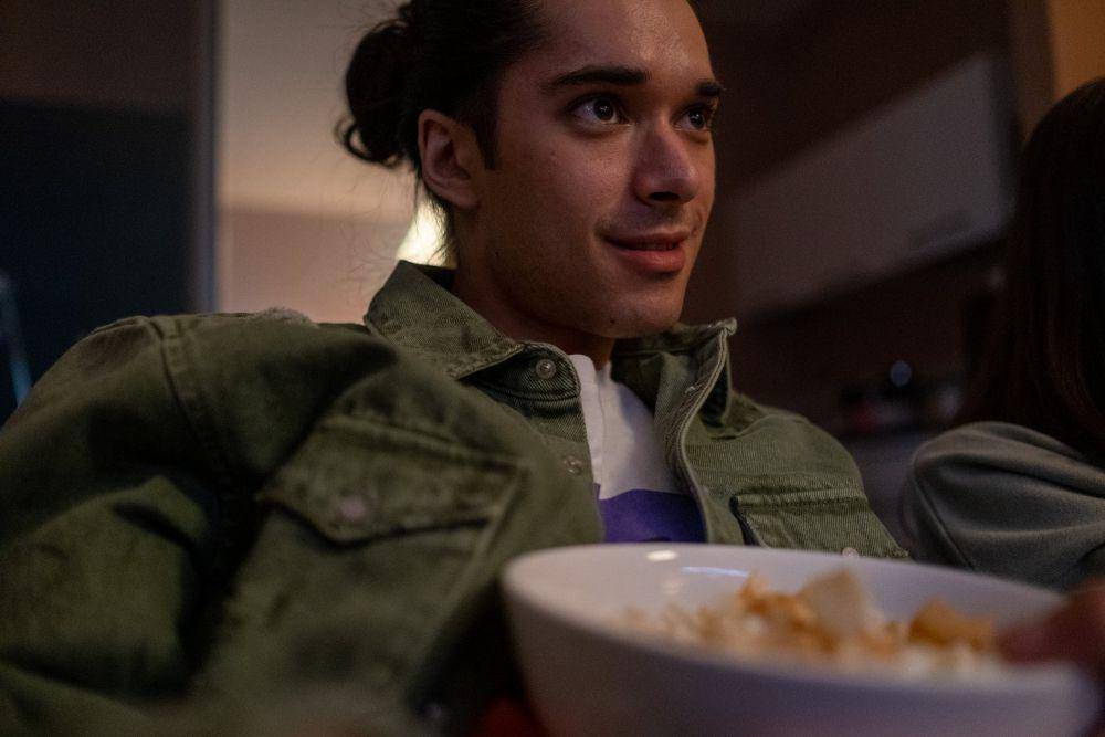 Makan sambil menonton TV (pexels.com/Ron Lach)