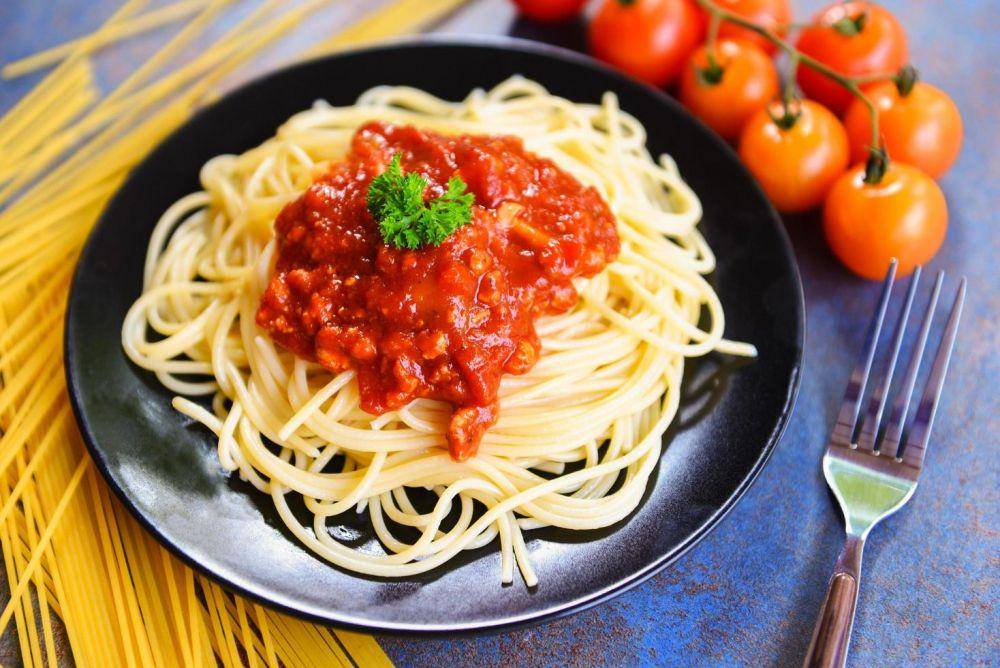 ilustrasi spaghetti bolognese (vecteezy.com/bigcxlotus)