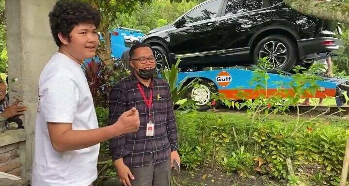 potret Nopek Novian beli mobil mewah (youtube.com/Nopek Novian)