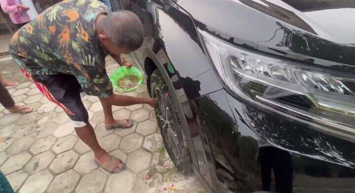 potret Nopek Novian beli mobil mewah (youtube.com/Nopek Novian)