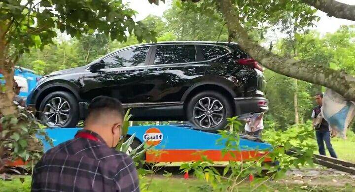 potret Nopek Novian beli mobil mewah (youtube.com/Nopek Novian)