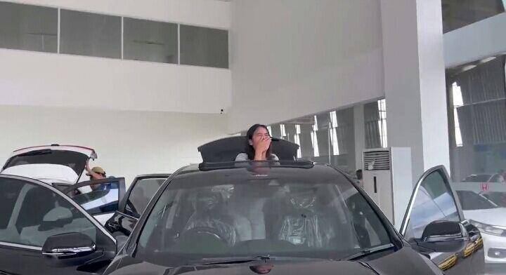 potret Nopek Novian beli mobil mewah (youtube.com/Nopek Novian)