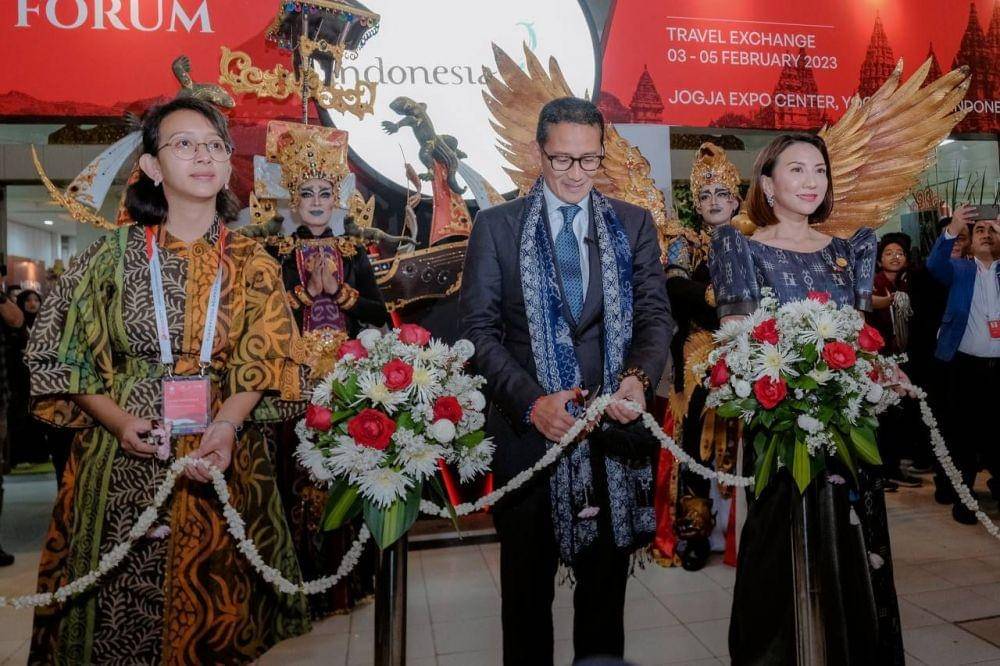 Menparekraf Sandiaga Uno (tengah) bersama Secretary of Deprtment Tourism Philippines Christina Gracia Fasco (kanan) dan GKR Bendara (kiri) secara simbolis membuka Travel Expo 2023 di Jogjakarta Expo Center, Sabtu (4/2/2023). (dok. Kemenparekraf)