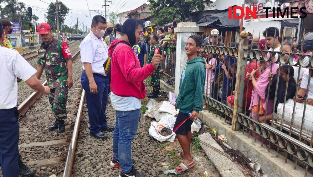 Sejumlah petugas mengevakuasi lansia yang tertabrak KRL di kawasan Bojong Pondok Terong, Kecamatan Cipayung, Kota Depok. (IDNTimes/Dicky)