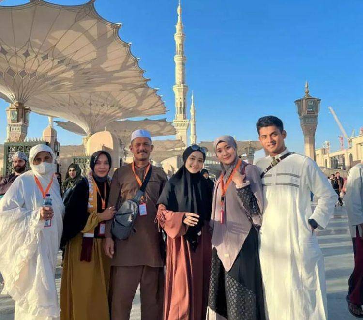 Yeni Inka dan suami umrah (instagram.com/yeniinka)