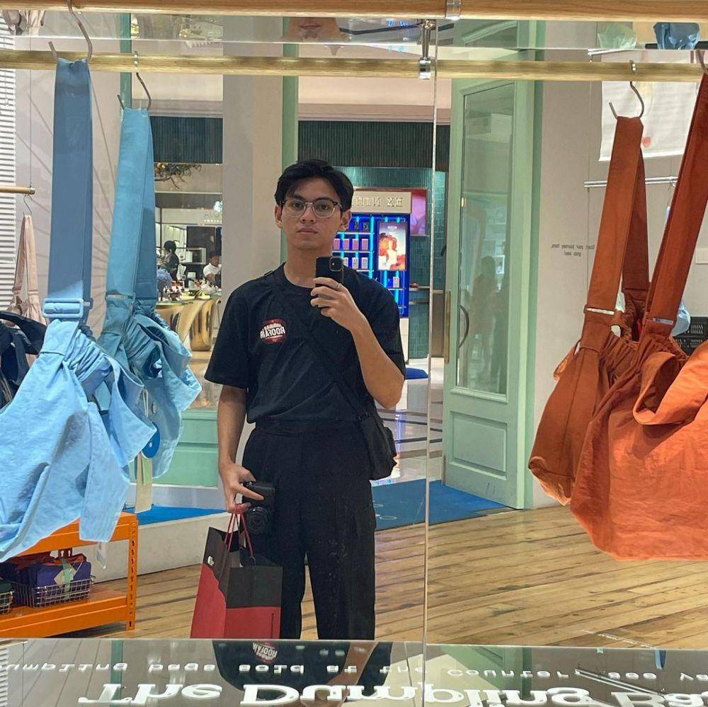 potret mirror selfie Rey Bong (instagram.com/rey_bong26/)