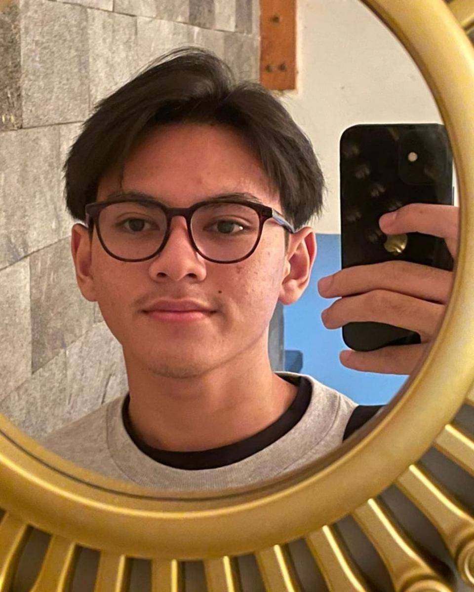 potret mirror selfie Rey Bong (instagram.com/rey_bong26/)