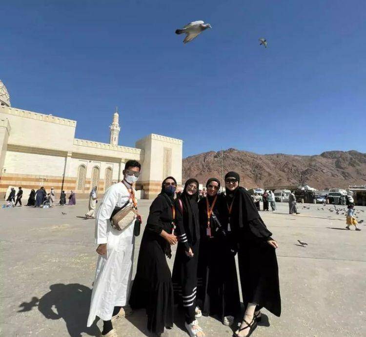 Yeni Inka dan suami umrah (instagram.com/yeniinka)