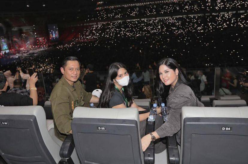 potret AHY sekeluarga nonton konser dewa 19 (instagram.com/annisayudhoyono)