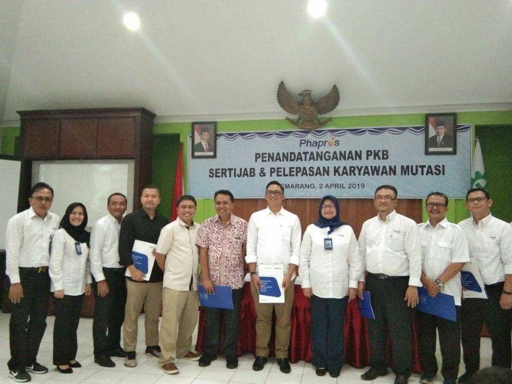 Imam Ariff Juliadi, General Manajer Umum & Pengendalian Aset, Plt. GM Human Capital PT Phapros Tbk (nomor lima dari kiri) dan tim. (Facebook.com/Phapros)