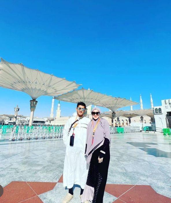 10 Momen Yeni Inka Umroh Bareng Suami dan Keluarga, Khusyuk nan Adem!