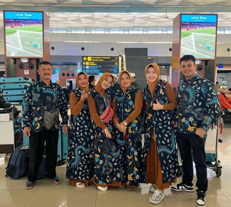 Yeni Inka dan suami umrah (instagram.com/yeniinka)