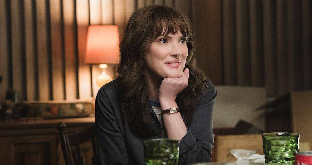 Winona Ryder sebagai Joyce Byers 
