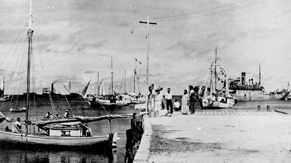 Foto yang menunjukkan Amelia Earhart dan Fred Noonan di Kepulauan Marshall setelah penangkapan mereka oleh Jepang. (commons.wikimedia.org/National Archives and Records Administration)