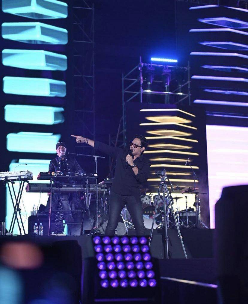 Andre Taulany tampil dan jadi penonton di konser dewa 19 (instagram.com/andreastaulany)