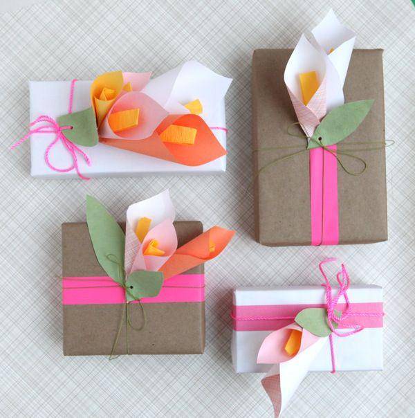 Kotak kado dengan hiasan bunga kertas (ohhappyday.com/Chiara Alberetti Milott)