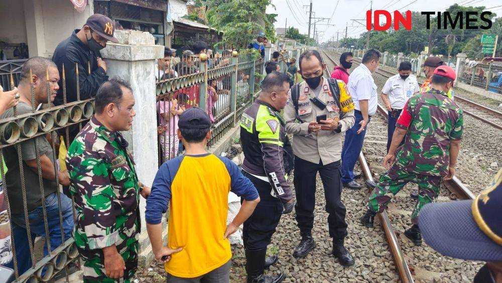 Petugas mengevakuasi korban kecelakaan kereta di kawasan Bojong Pondok Terong, Kecamatan Cipayung, Kota Depok. (IDNTimes/Dicky)