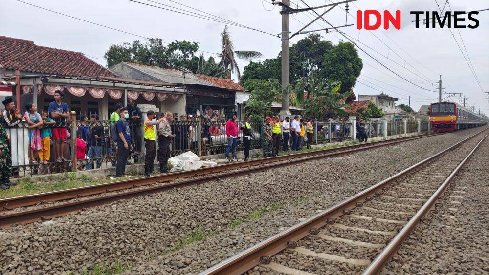 KRL Jakarta-Bogor melintas di wilayah Bojong Pondok Terong, Kecamatan Cipayung, Kota Depok. (IDNTimes/Dicky)