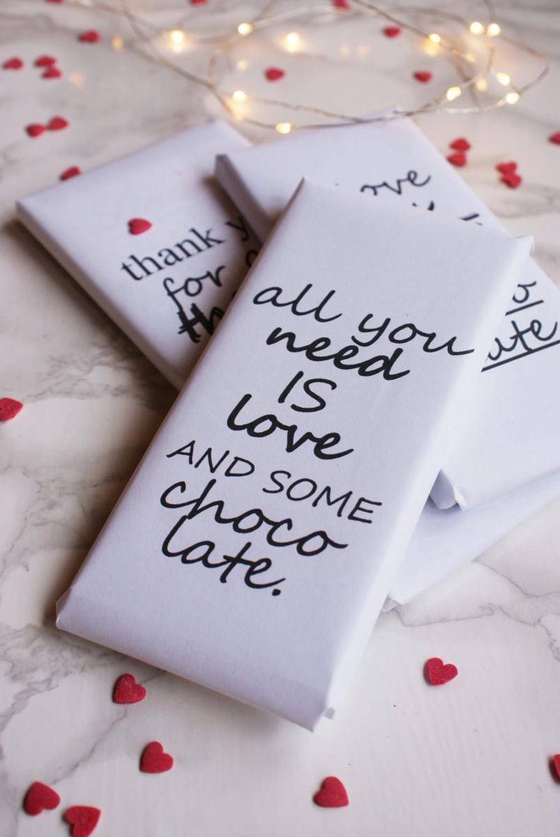 Pembungkus coklat valentine dengan hiasan quotes manis (francinesplaceblog.com/elisa)