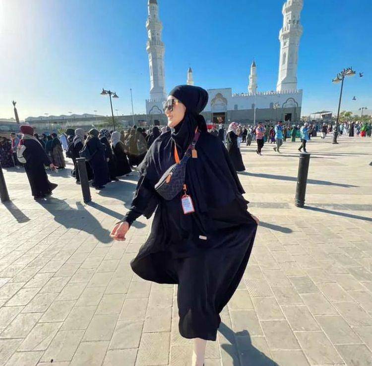 Yeni Inka dan suami umrah (instagram.com/yeniinka)