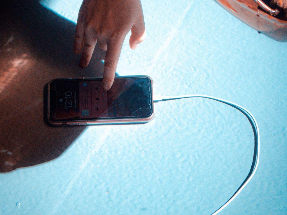 ilustrasi smartphone sedang di cas (pexels.com/Sebastiaan Stam)