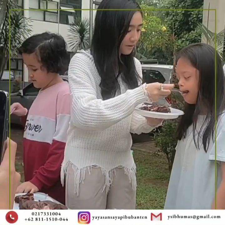 potret Febby Rastanty rayakan ultah bersama anak-anak penyandang disabilitas (yayasansayapibubanten)