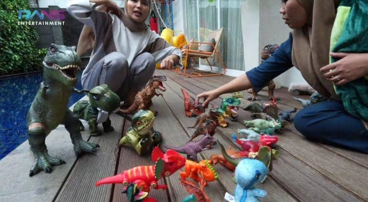 momen di balik photoshoot Cipung dan pasukan dino (youtube.com/Rans Entertainment)