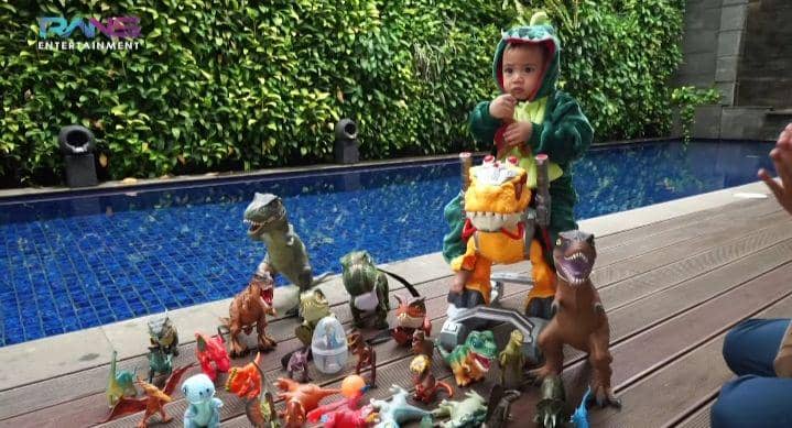 momen di balik photoshoot Cipung dan pasukan dino (youtube.com/Rans Entertainment)