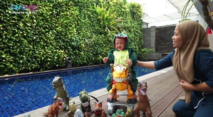 momen di balik photoshoot Cipung dan pasukan dino (youtube.com/Rans Entertainment)