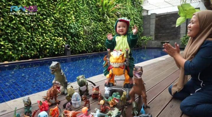 10 Momen di Balik Layar Photoshoot Cipung dan Pasukan Dino