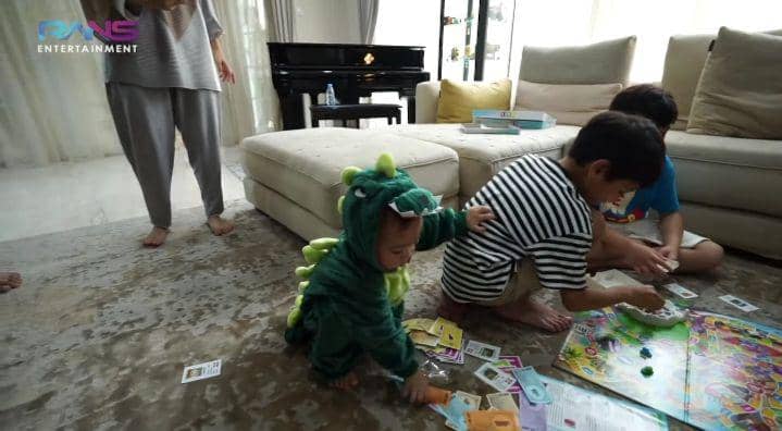 momen di balik photoshoot Cipung dan pasukan dino (youtube.com/Rans Entertainment)