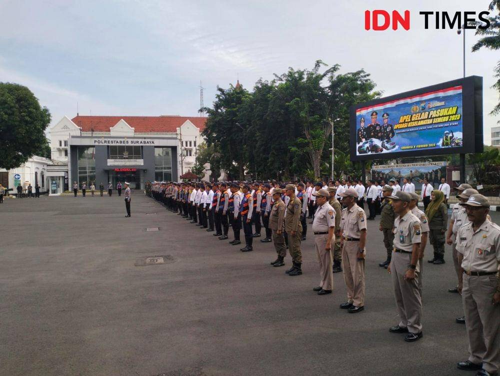 Polrestabes Surabaya saat apel persiapan pasukan Operasi Keselamatan Semeru 2023. Senin (6/2/2023). (IDN Times/Khusnul Hasana)