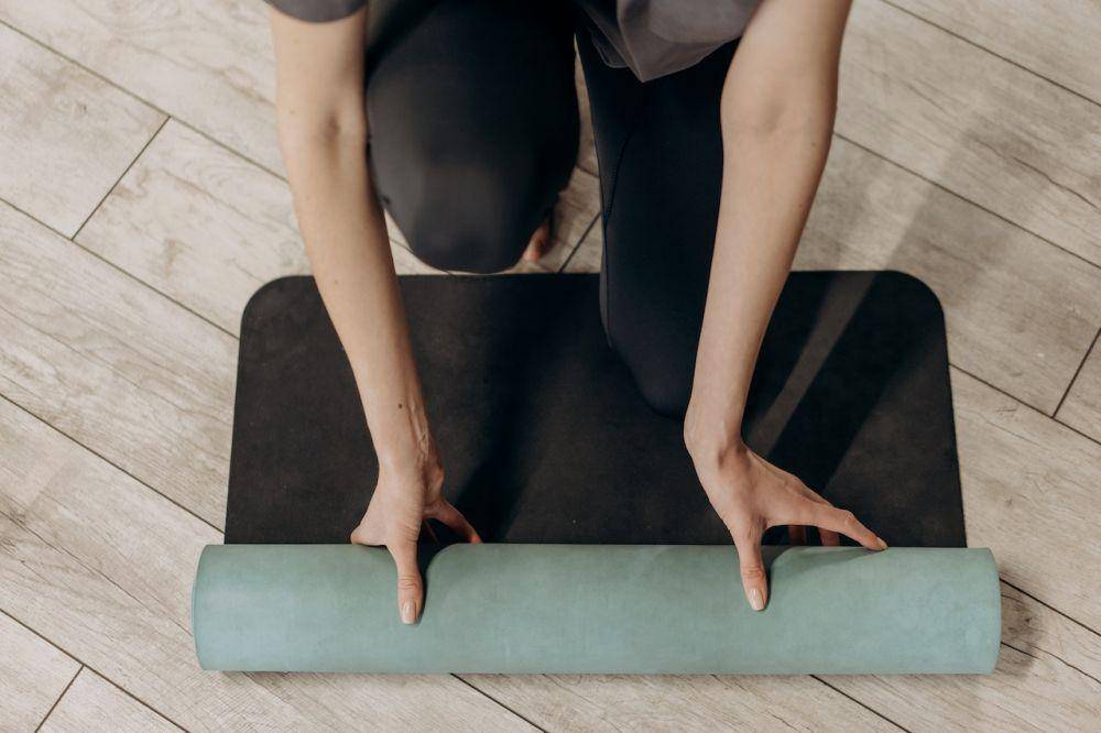 ilustrasi yoga mat (pexels.com/Mikhail Nilov)