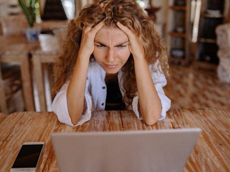 ilustrasi pusing dengan pekerjaan (pexels.com/Yan Krukau)