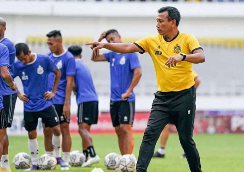 Pelatih Widodo C Putro memberikan instruksi ke para pemain Bhayangkara FC beberapa waktu lalu (Instagram.com/sportakuler.id)