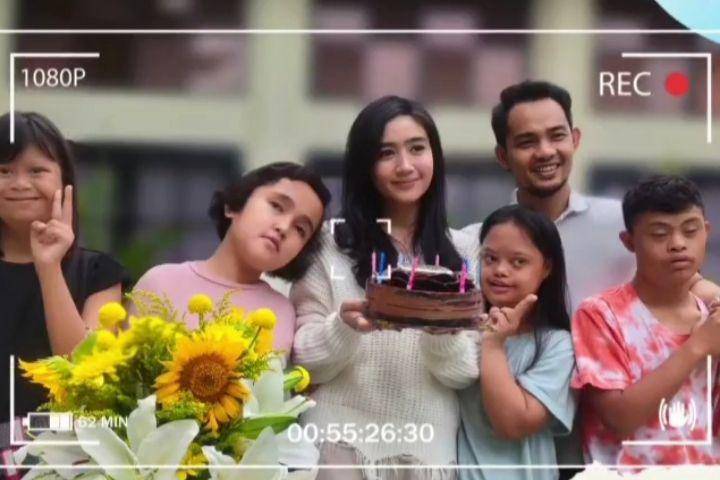 potret Febby Rastanty rayakan ultah bersama anak-anak penyandang disabilitas (instagram.com/yayasansayapibubanten)