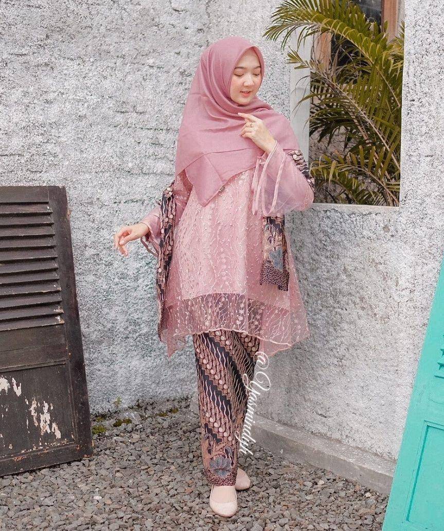 OOTd kondangan Yasmin Nadiyah (instagram.com/yasmindyh)