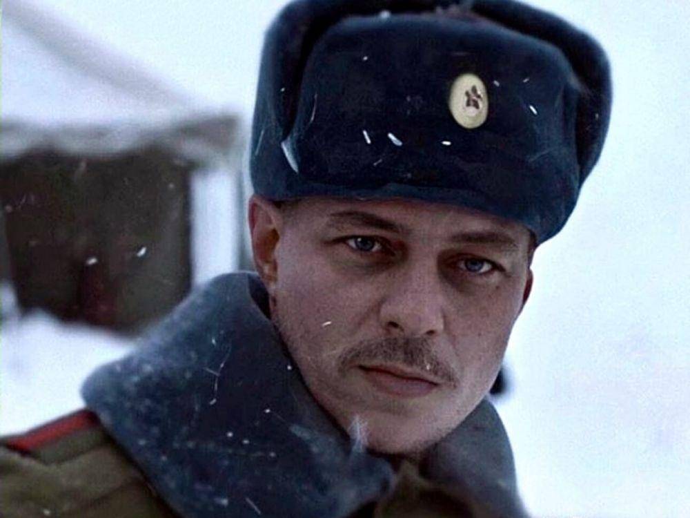 Tom Wlaschiha sebagai Dmitri "Enzo" Antonov 
