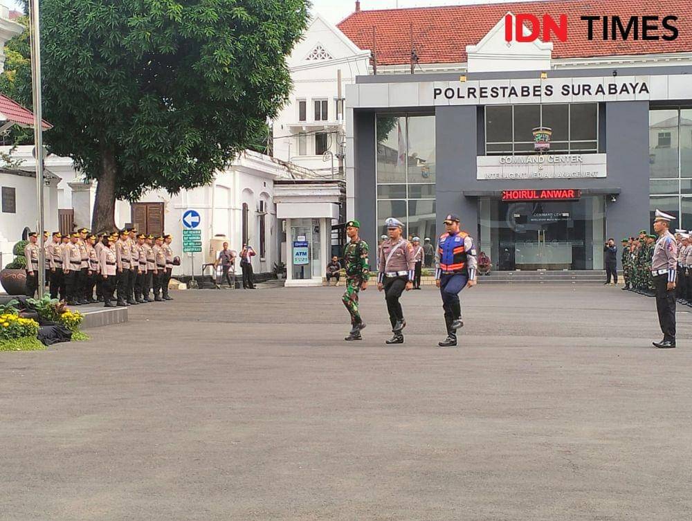 Polrestabes Surabaya saat apel persiapan pasukan Operasi Keselamatan Semeru 2023. Senin (6/2/2023). (IDN Times/Khusnul Hasana)