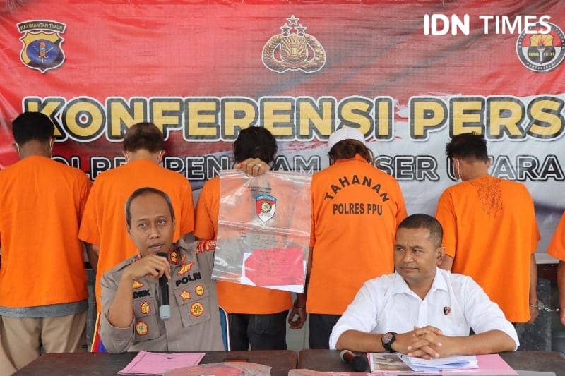 Kapolres PPU, AKBP Hendrik Hermawan didampingi Kasat Reskrim AKP Dian Kusnawan sampaikan keterangan pers Senin, 6/1/2023 (IDN Times/Ervan)