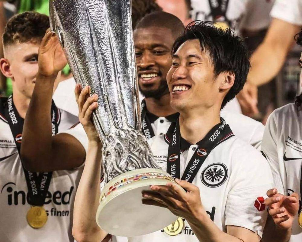 Daichi Kamada mengangkat trofi Europa League 2021/2022. (instagram.com/kamadadaichi)