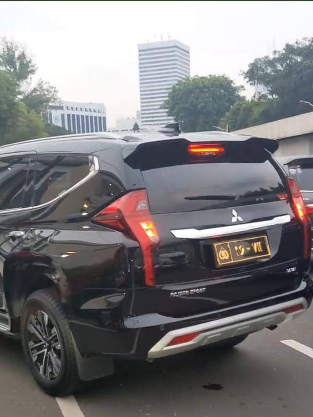 Tak sabar saat macet, Pajero berpelat dinas polisi nyalakan strobo terus menerus (Twitter/@txtdrberseragam)