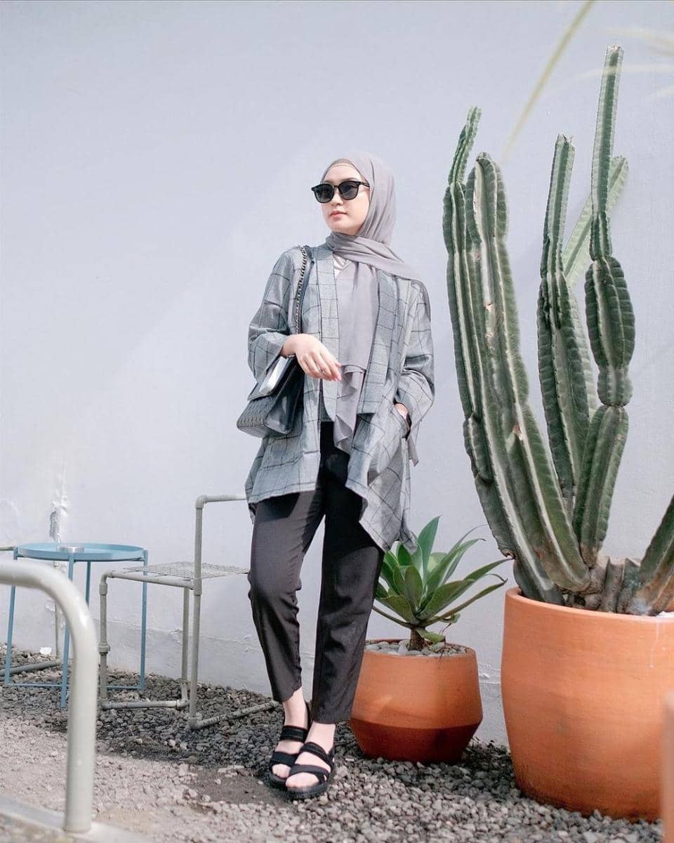 potret outfit ala Saritiw (instagram.com/saritiw)