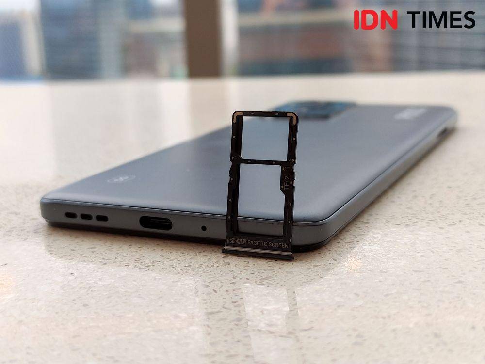 slot kartu SIM dan microSD Poco X5 5G (IDN Times/Alfonsus Adi Putra)