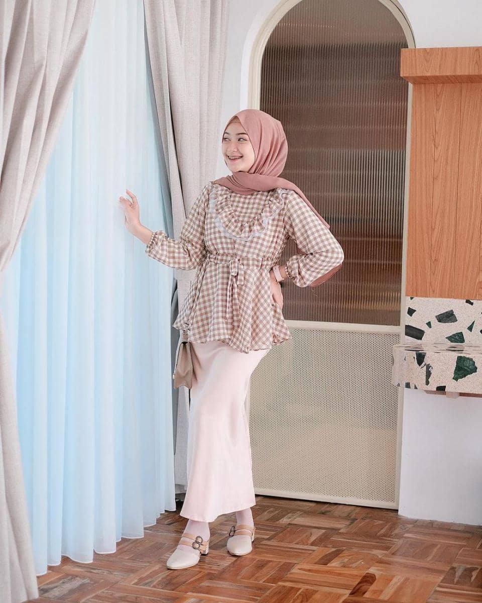 potret outfit ala Saritiw (instagram.com/saritiw)