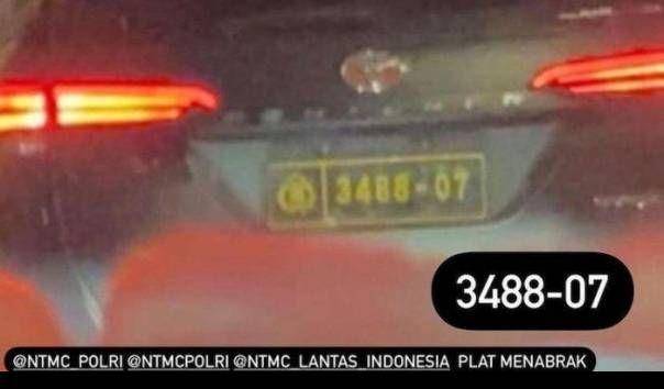 Fortuner berpelat dinas tabrak 2 mobil (Instagram/@mala_hasan04)
