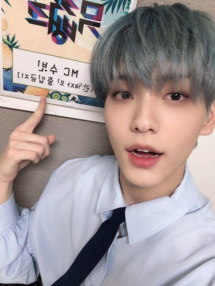Soobin TXT di balik layar program musik Music Bank (twitter.com/TXT_members)