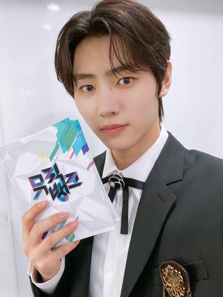 Sunghoon ENHYPEN di program musik Music Bank (twitter.com/ENHYPEN)