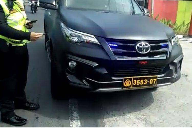 Ilustrasi mobil berpelat dinas (dok. Istimewa)