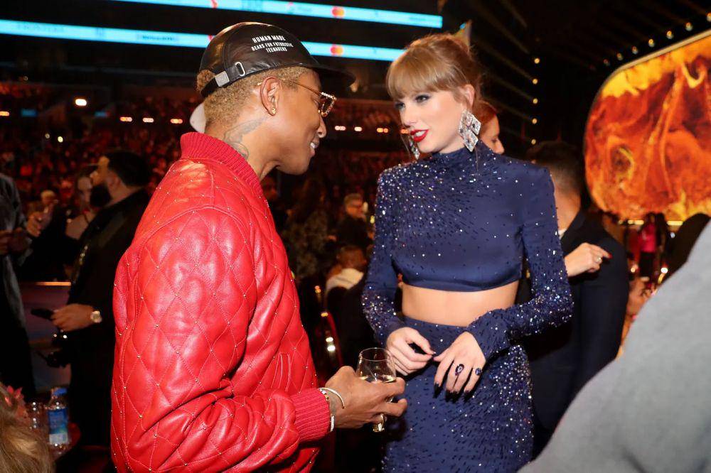 Pharrell Williams dan Taylor Swift di Grammy Awards 2023 (dok. Vulture)